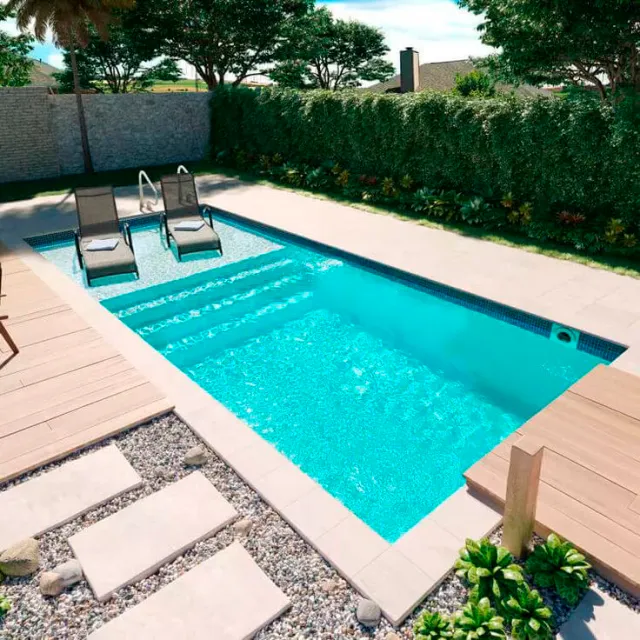 Piscina pequena turquesa com prainha e espreguiçadeiras, pavers tipo pisante e um deck de madeira