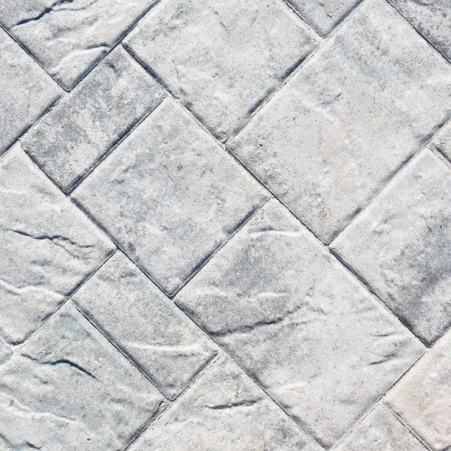 Primer plano de pavers grises texturados colocados en diagonal