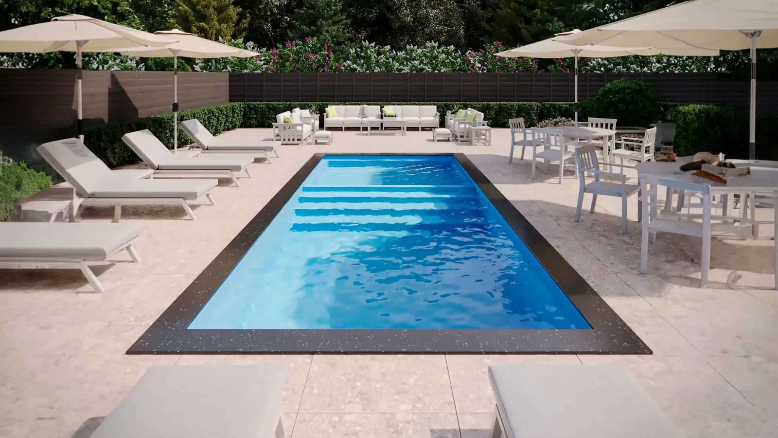 Piscina rectangular con borde oscuro sobre un patio de pavers claros con sombrillas, reposeras y mesas